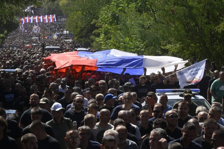 Narod se oprašta od generala ratka mladića: okupljeni na topčiderskom groblju aplauzom dočekali kovčeg (video)