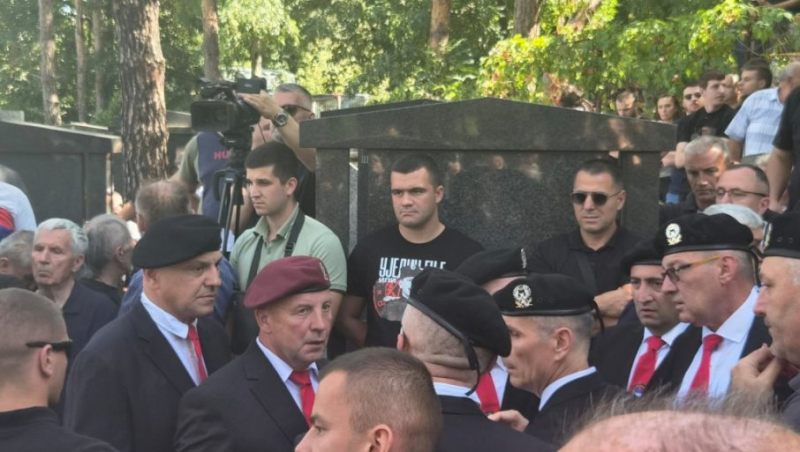 Narod se oprašta od generala ratka mladića: okupljeni na topčiderskom groblju aplauzom dočekali kovčeg (video)