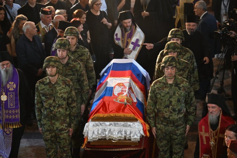 Narod se oprašta od generala ratka mladića: okupljeni na topčiderskom groblju aplauzom dočekali kovčeg (video)