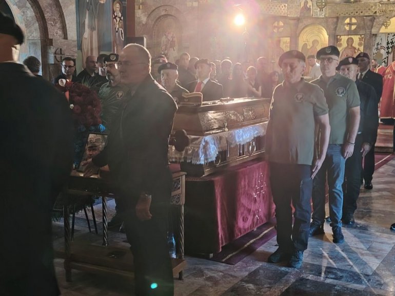 Narod se oprašta od generala ratka mladića: okupljeni na topčiderskom groblju aplauzom dočekali kovčeg (video)