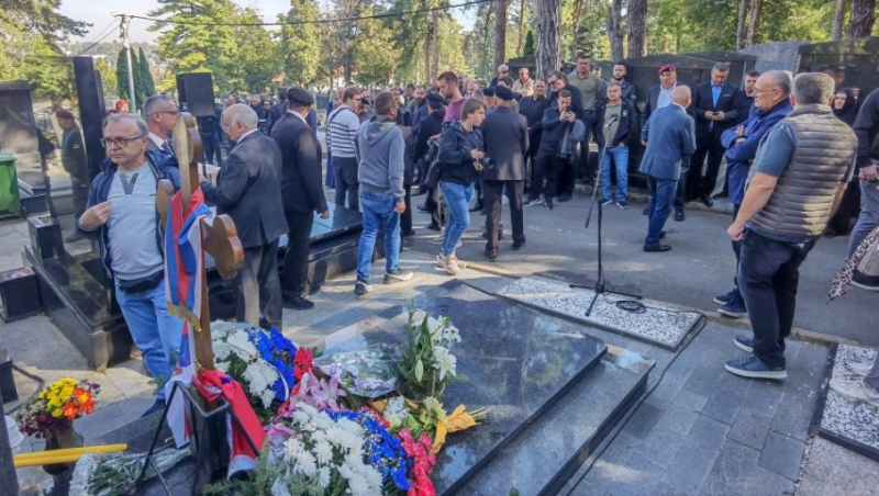 Zauvek odani ratku mladiću, zbogom generale: na topčiderskom groblju održan pomen 40 dana od smrti